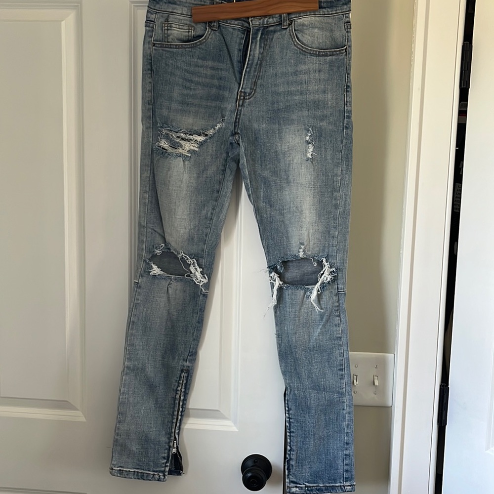 Distressed zipper jeans